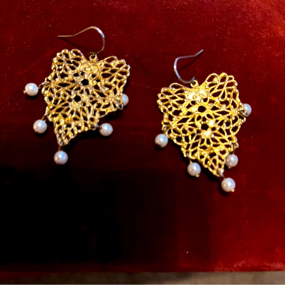 Gold Earrings with Pearla